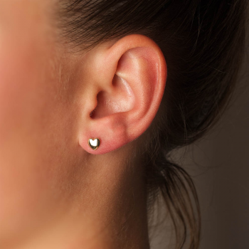 Boucle d'oreille femme coeur bombé en or 9 carats.