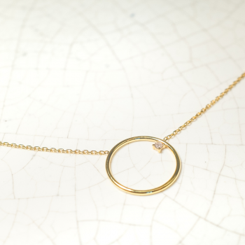 Collier moyen cercle fil rond  serti d'un diamant