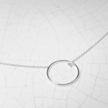Collier moyen cercle fil rond  serti d'un diamant