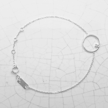 Bracelet femme fil rond ajouré serti d'un diamant de laboratoire en or 9 carats.