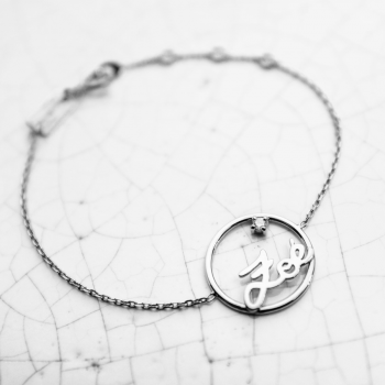 Bracelet femme personnalisable sur chaîne en or 9 carats.