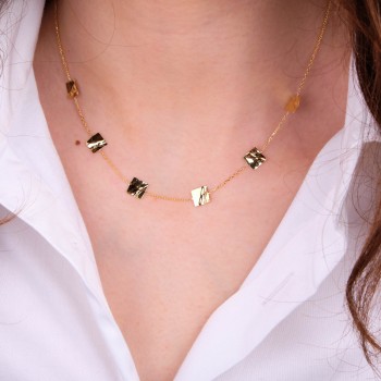 Collier femme orné de carré froissé en or 9 carats.