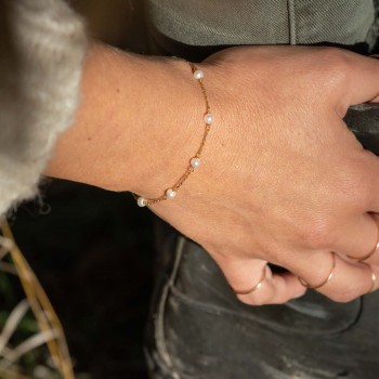 Bracelet femme orné de perles d'eau douce moyenne en or 9 carats.