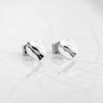 Boucle d'oreille puce coeur en or 9 carats.