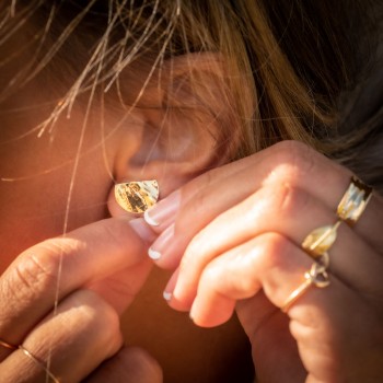 Boucle d'oreille femme grand demi rond froissé en or 18 carats.