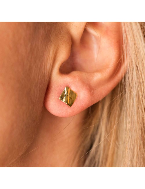 Boucle femme carré froissé en or 18 carats.