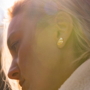 Boucle d'oreille femme grand demi rond froissé en or 18 carats.