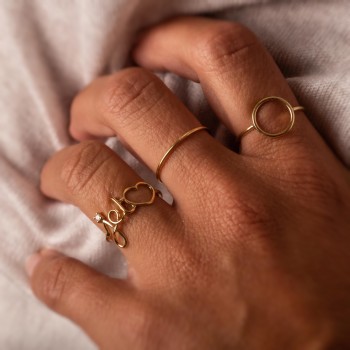 Bague femme rond ajouré en or 18 carats.