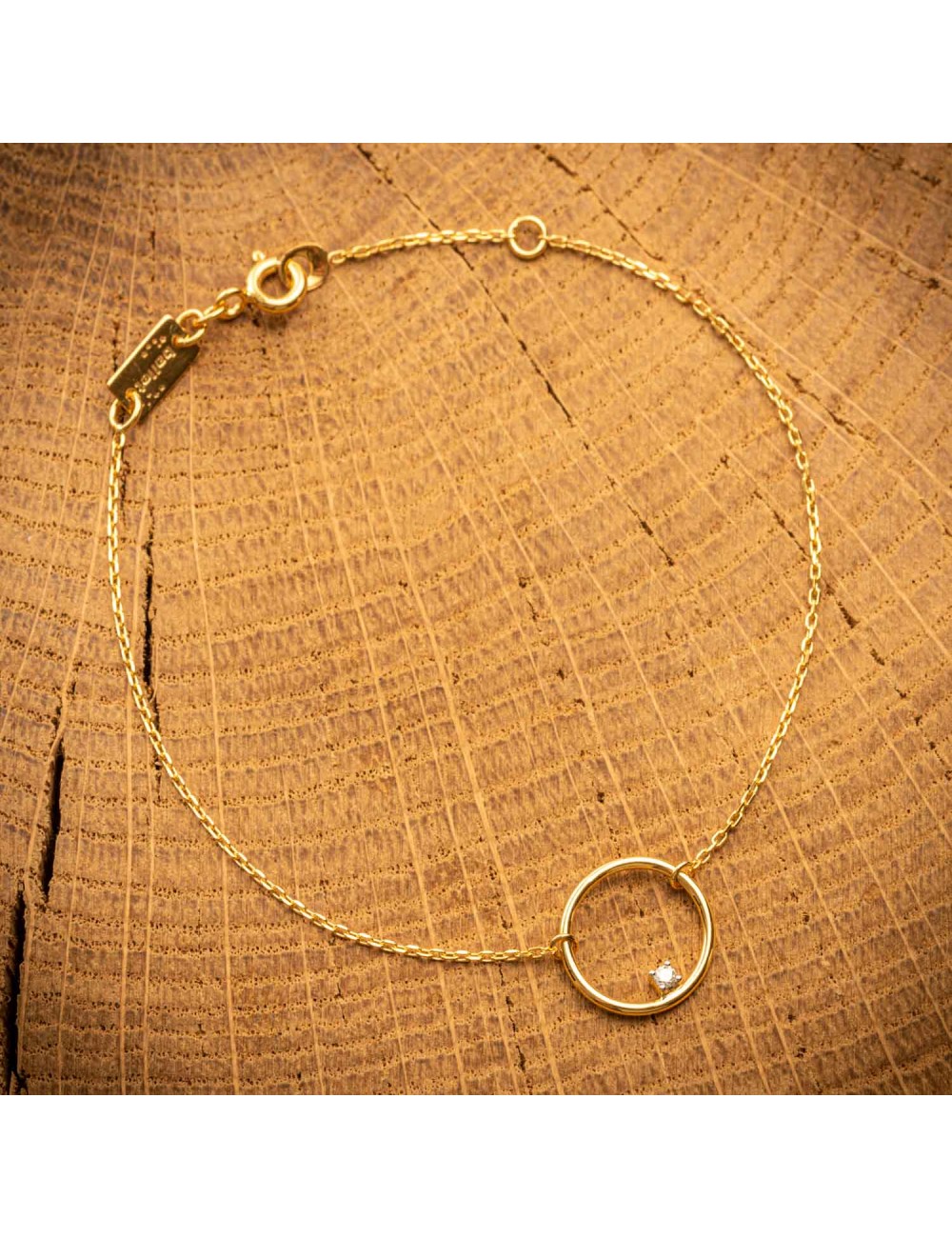 Bracelet orné d'un cercle en Or 18 carats poli et serti d'un Diamant. Bracelet orné d'un cercle en Or 18 carats poli et serti d'un Diamant.