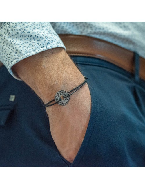 Bracelet homme cordon avec donut en or 18 carats.