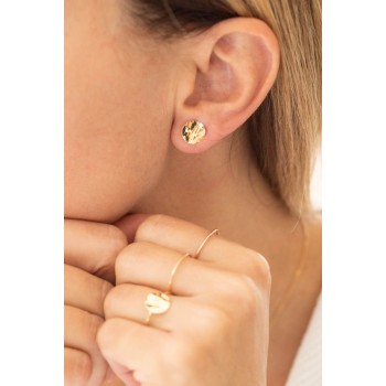 Boucle d'oreille femme grand rond froissé en or 18 carats.
