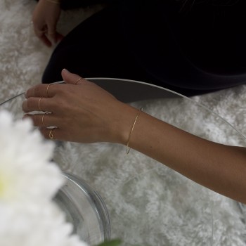 Bracelets femme fil rond rigide en or 9 carats.