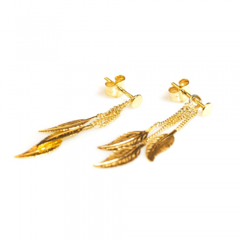 Boucle d'oreille femme trois plumes pendantes en or 18 carats.