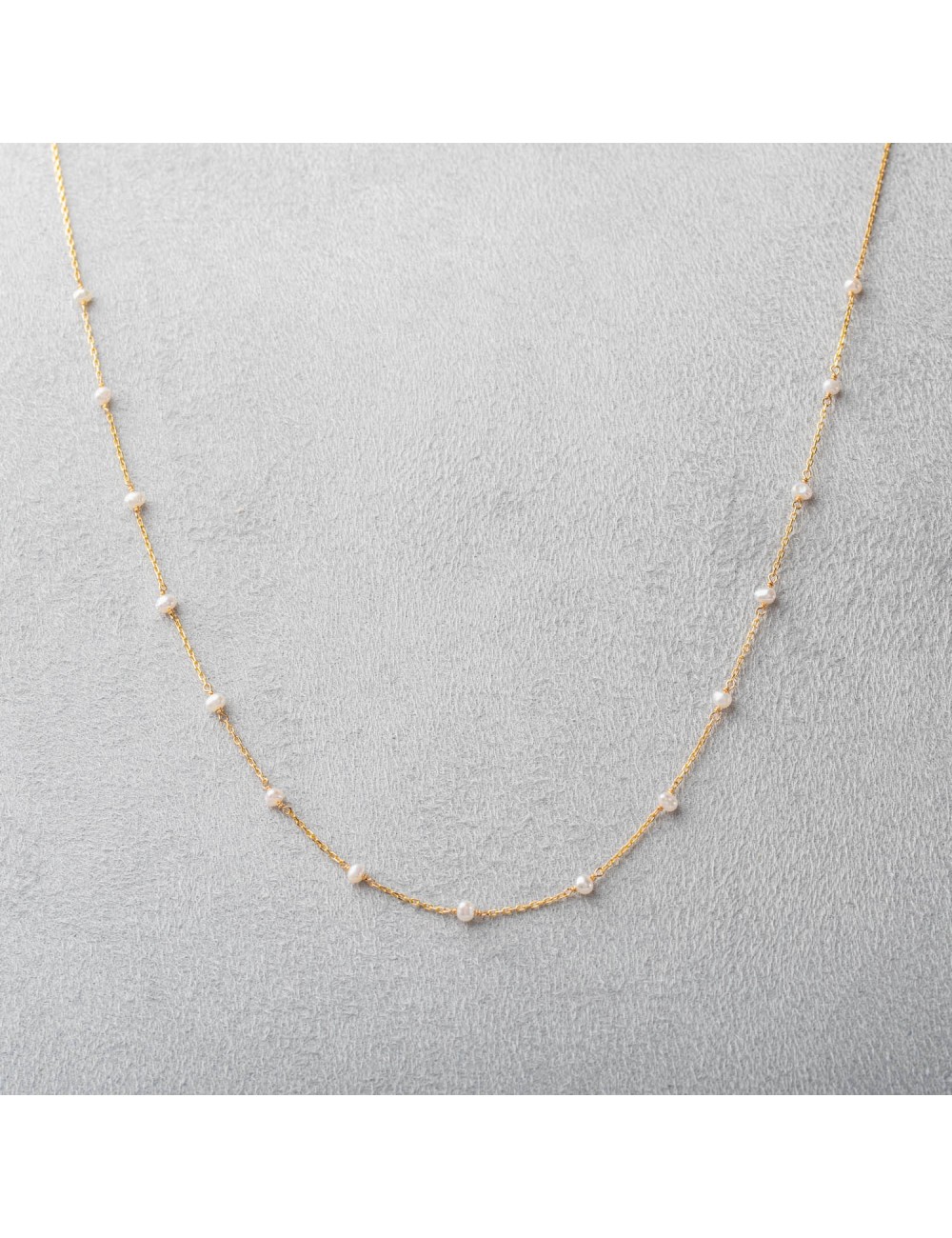 Collier orné de perles d'eau douce.