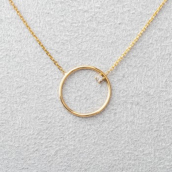 Collier Or cercle de taille moyenne avec diamant de laboratoire.