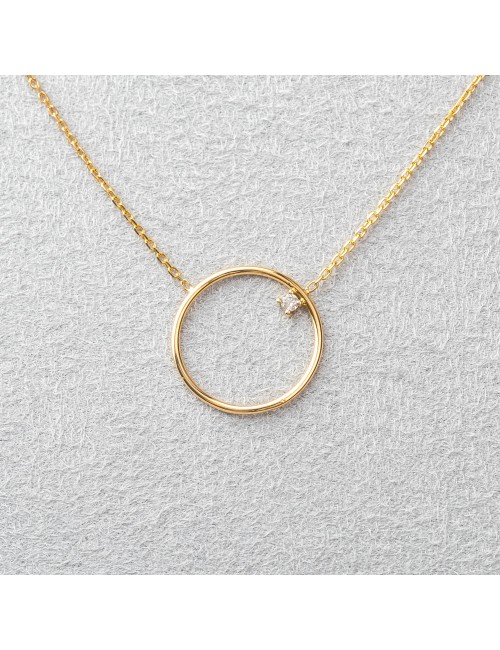 Collier Or cercle de taille moyenne avec diamant de laboratoire.