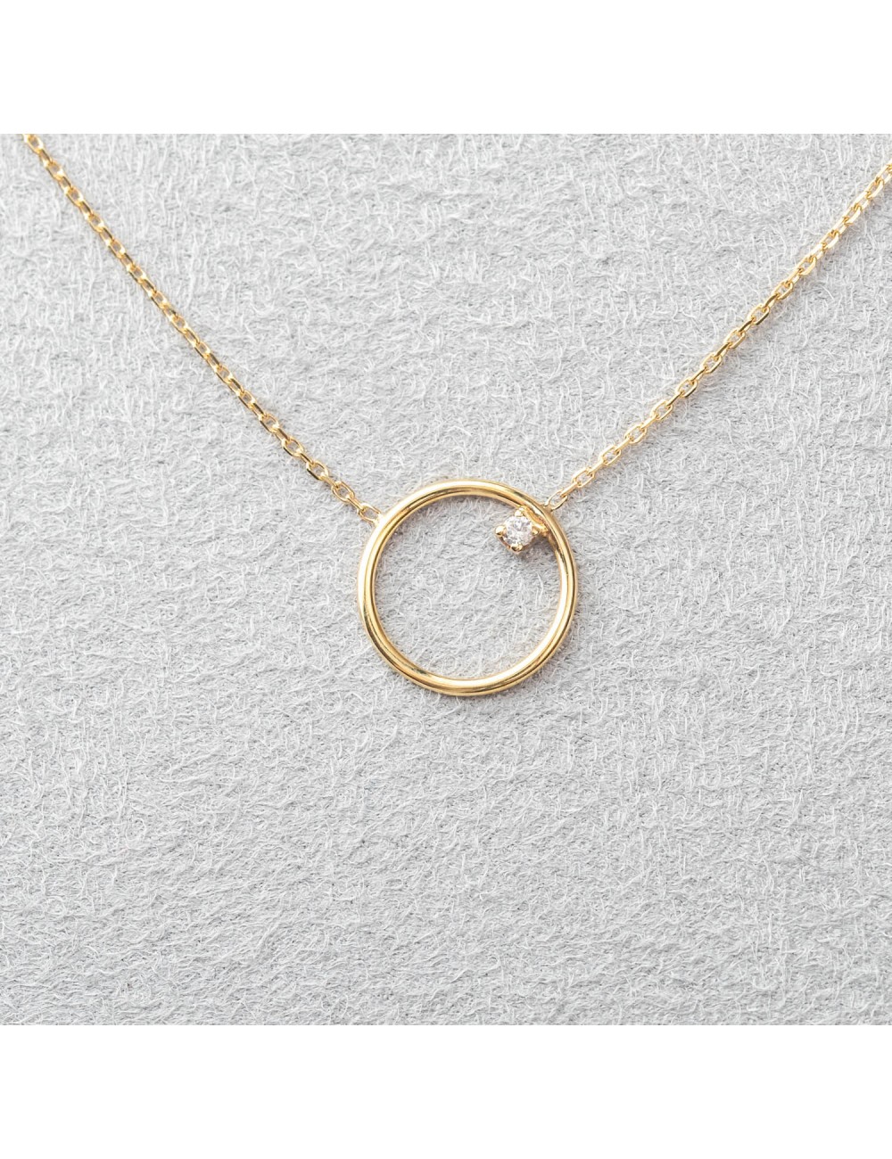 Collier cercle en Or poli 9 carats avec diamant de laboratoire. Collier cercle en Or poli 9 carats avec diamant de laboratoire.