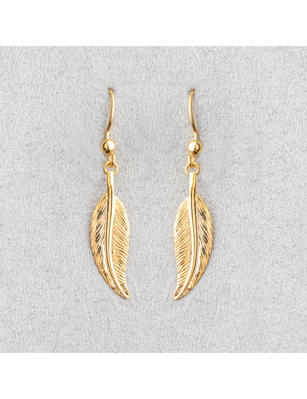 Boucle femme plume sur crochet.