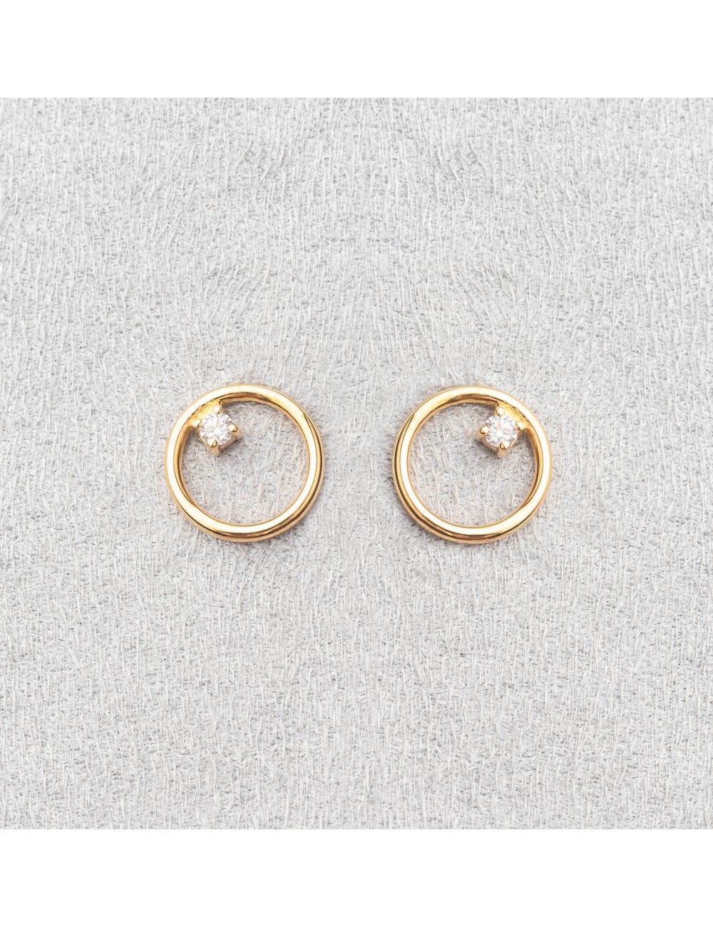 Boucles d'oreilles cercle fil rond  serti d'un diamant de laboratoire.