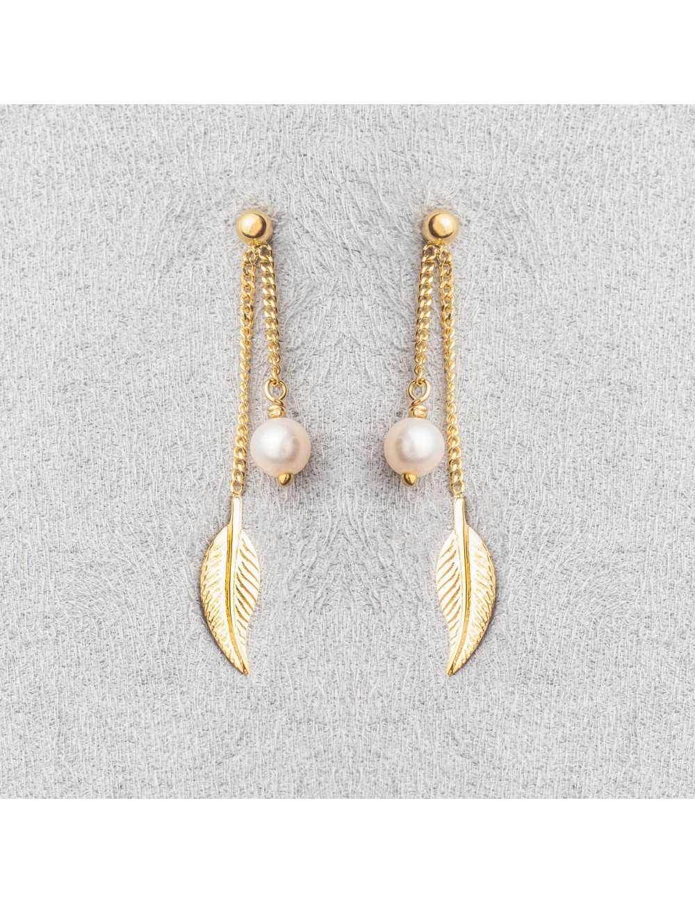 Boucle d'oreille femme plume et perle d'eau douce pendante.