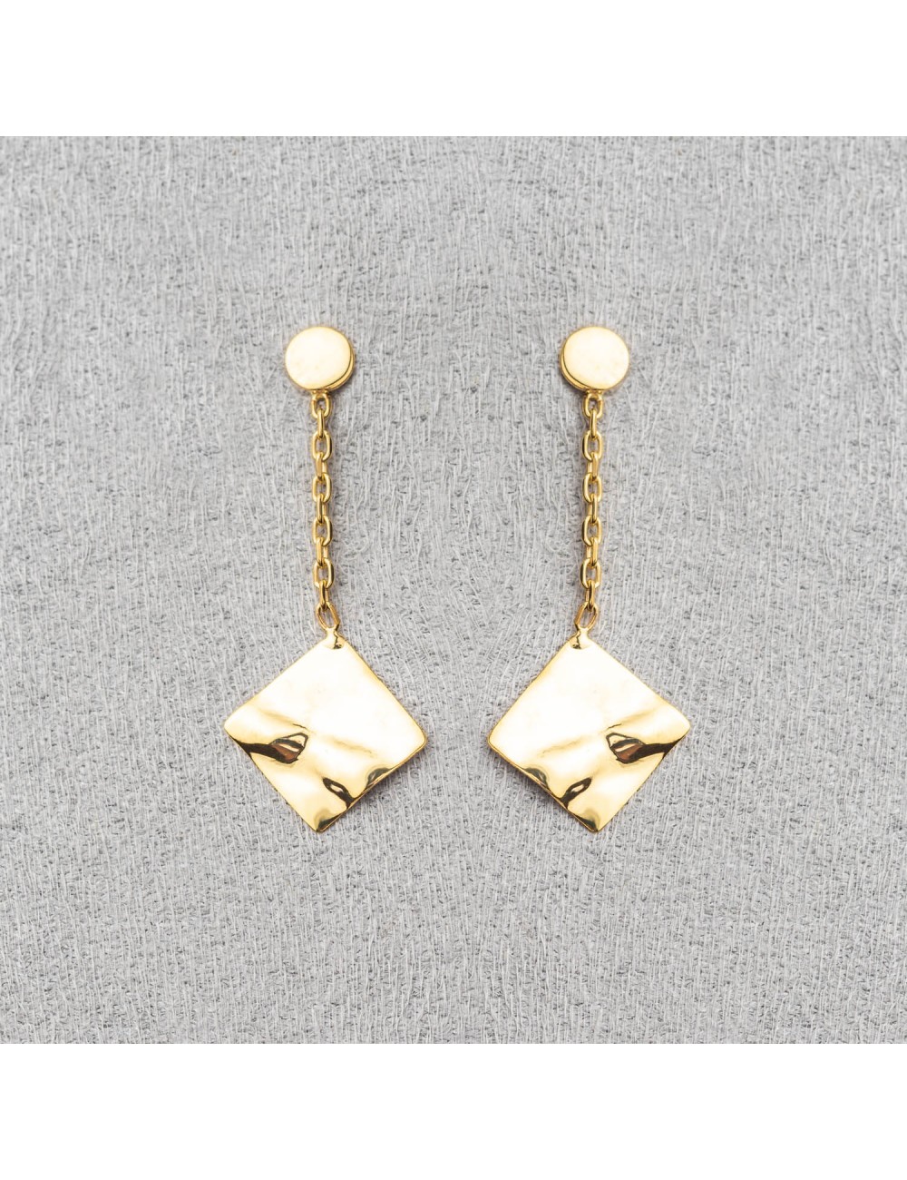 Boucle d'oreille femme carré froissé.