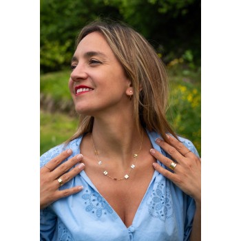 Boucle d'oreille femme carré froissé en or 9 carats.