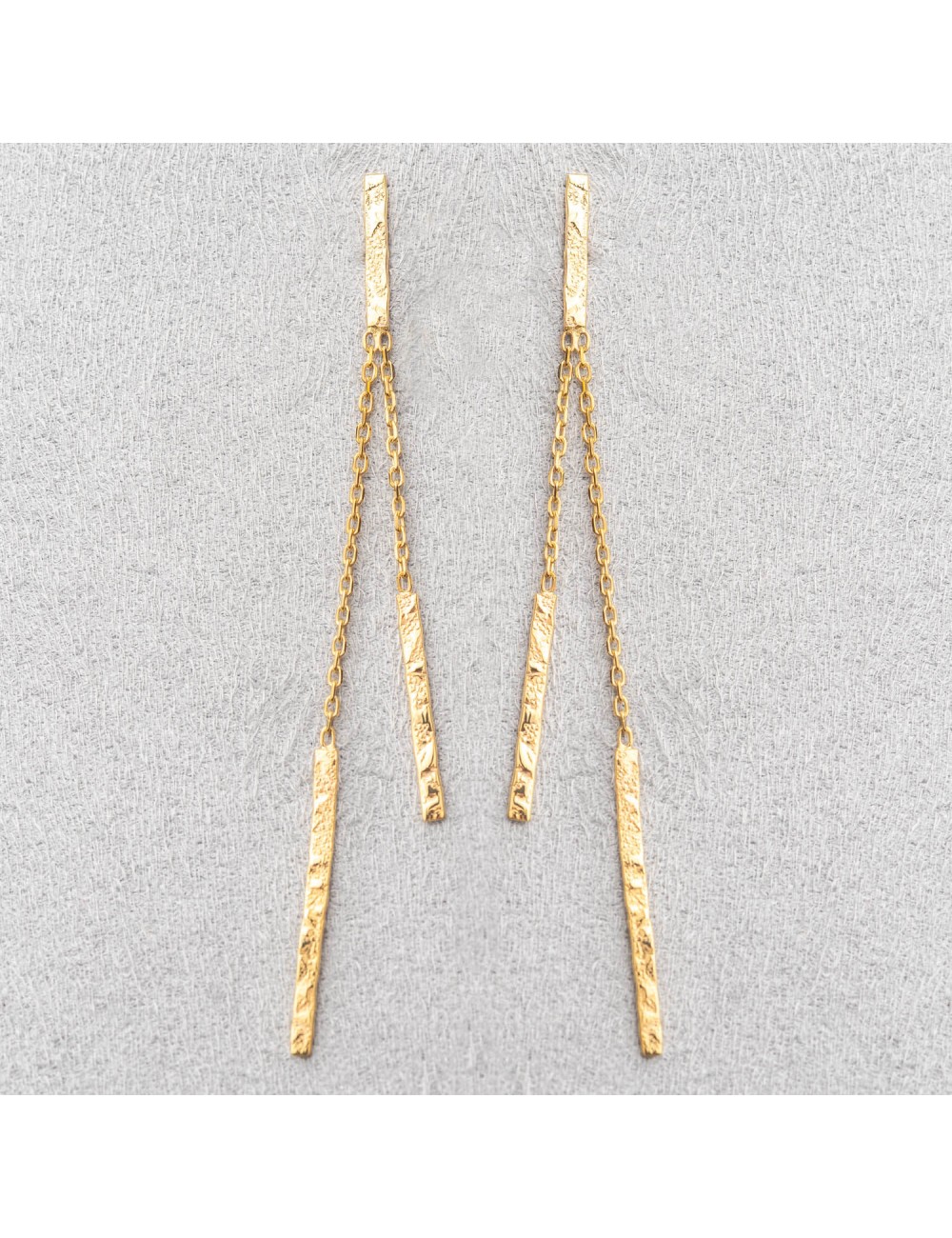 Boucle d'oreille femme fil grunge.