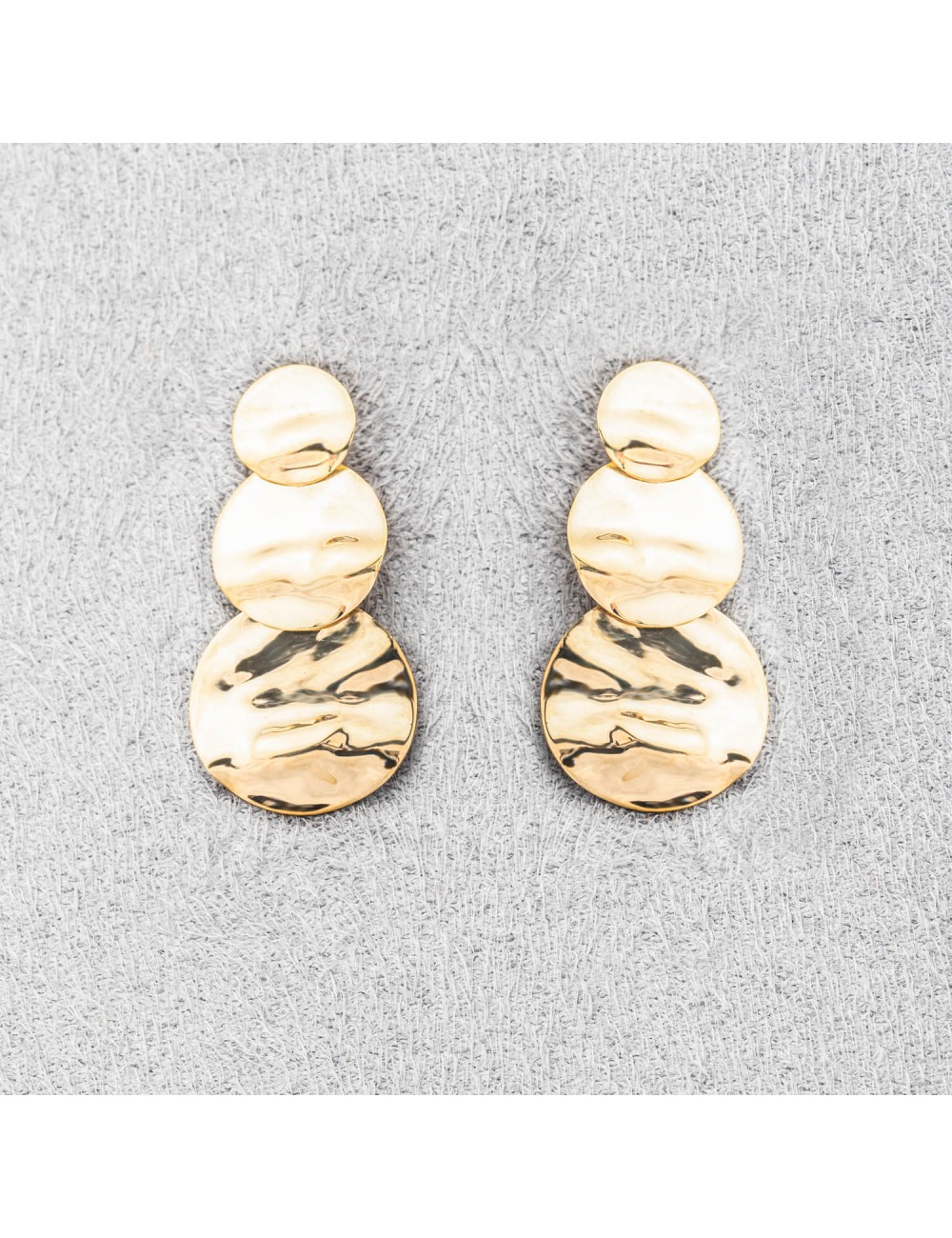 Boucles d'oreilles pendantes avec 3 ronds froissés dégradés. Boucles d'oreilles pendantes avec 3 ronds froissés dégradés.