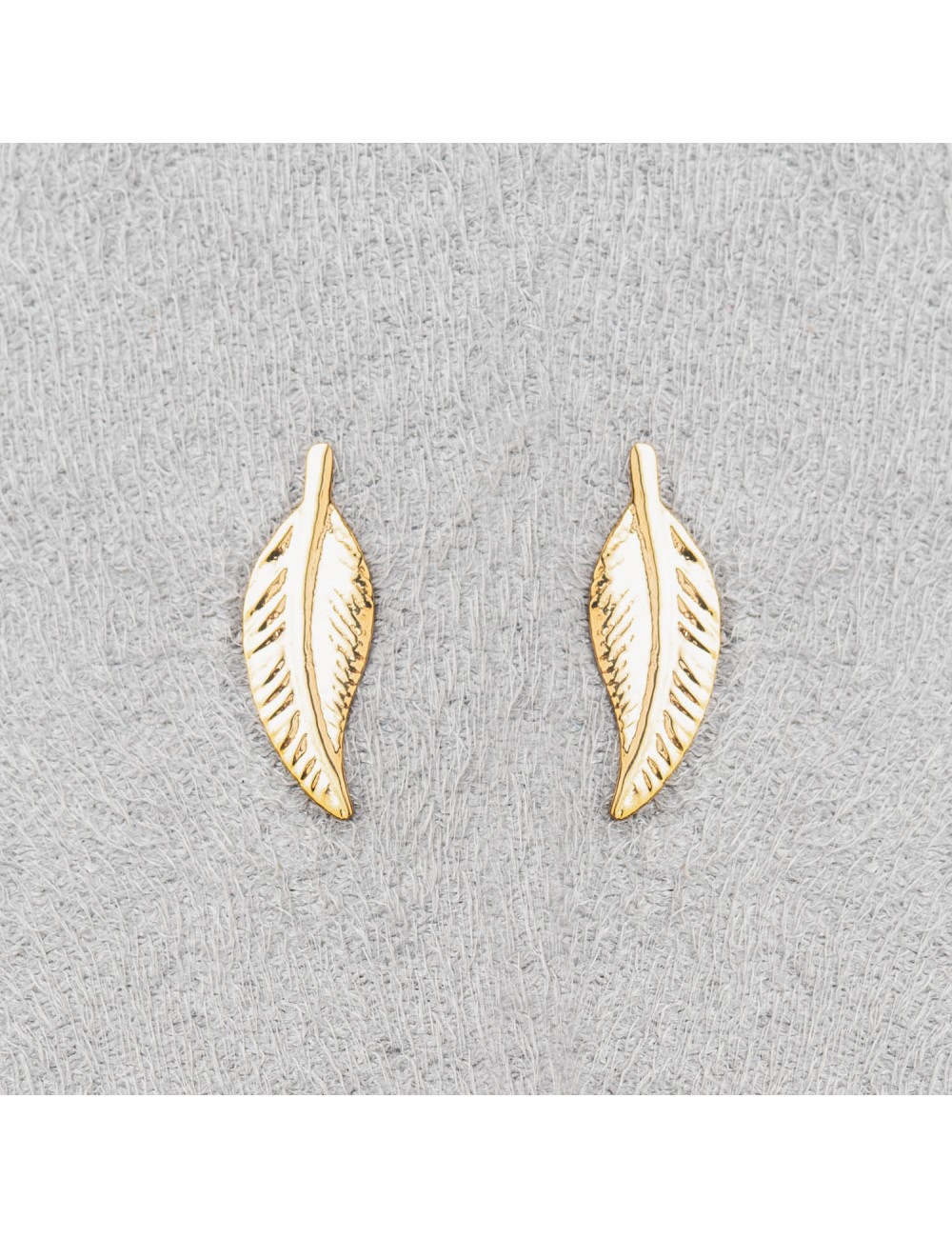 Boucle d'oreille femme plume en or 18 carats.