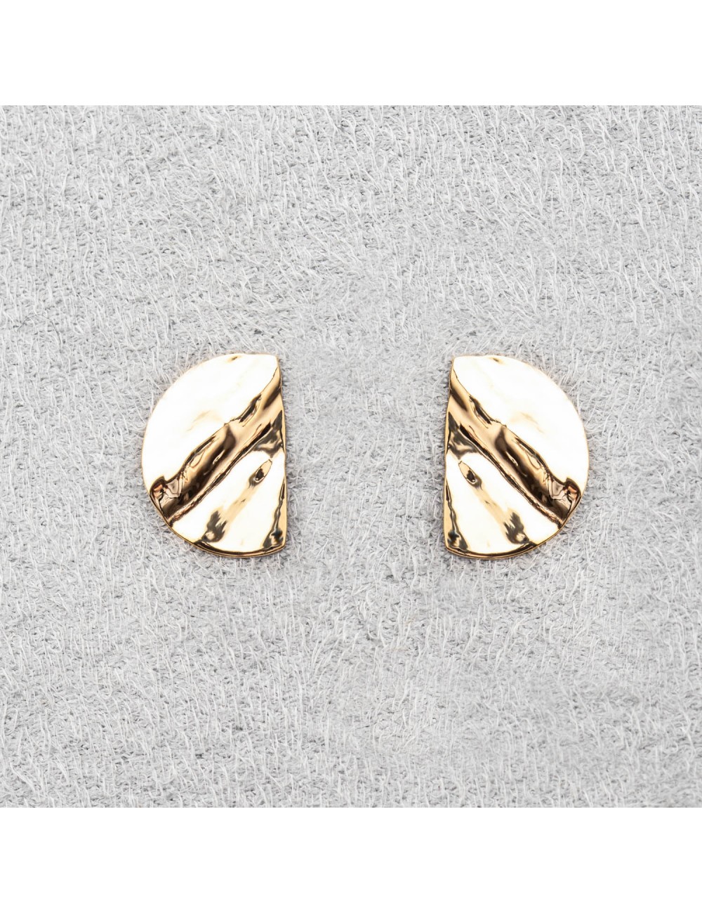 Boucle d'oreille femme demi-rond froissé en or 18 carats. Boucle d'oreille femme demi-rond froissé en or 18 carats.