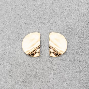 Boucle d'oreille femme grand demi rond froissé en or 18 carats.