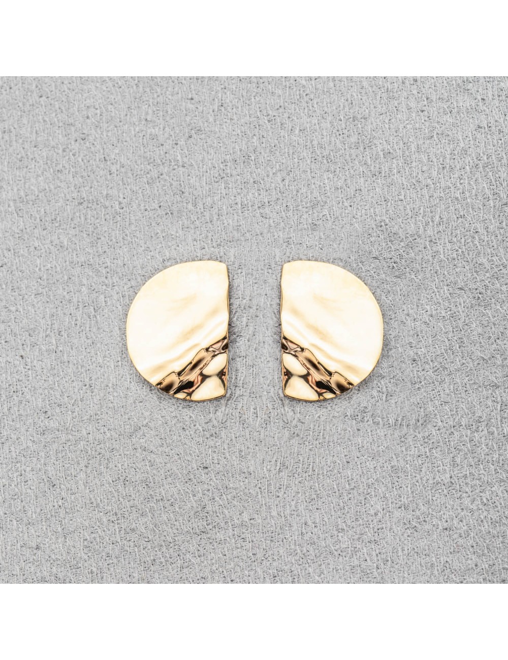 Boucle d'oreille femme grand demi rond froissé en or 18 carats. Boucle d'oreille femme grand demi rond froissé en or 18 carats.