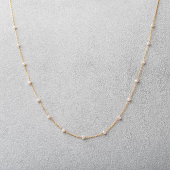 Collier femme orné de perle d'eau douce en 18 carats.