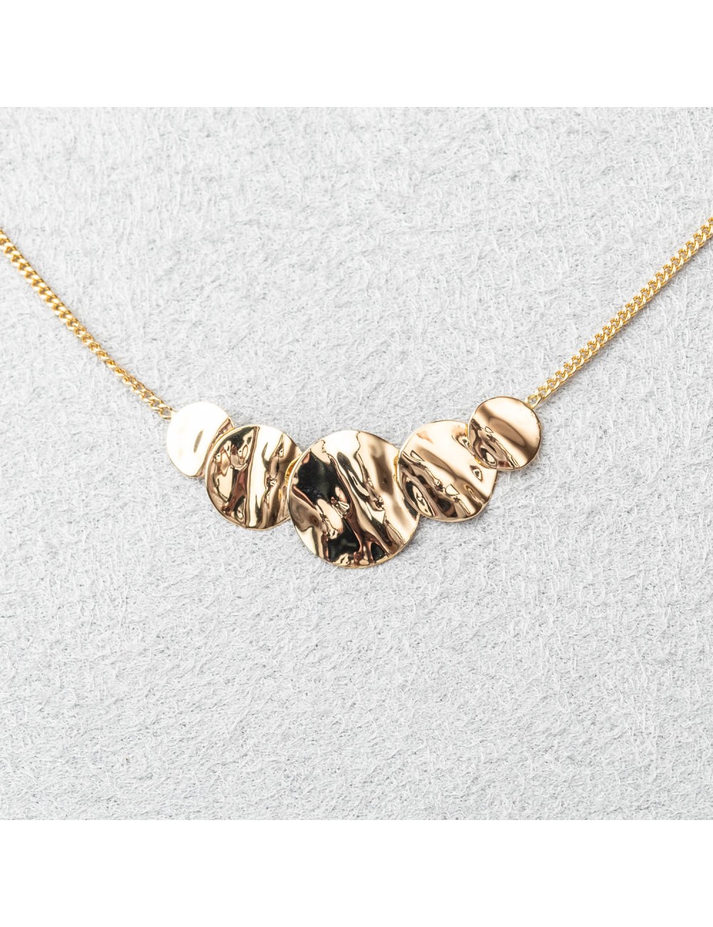 Collier femme 5 rond froissés dégradés en or 18 carats. Collier femme 5 rond froissés dégradés en or 18 carats.