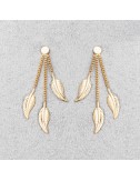 Boucle d'oreille femme trois plumes pendantes en or 18 carats.