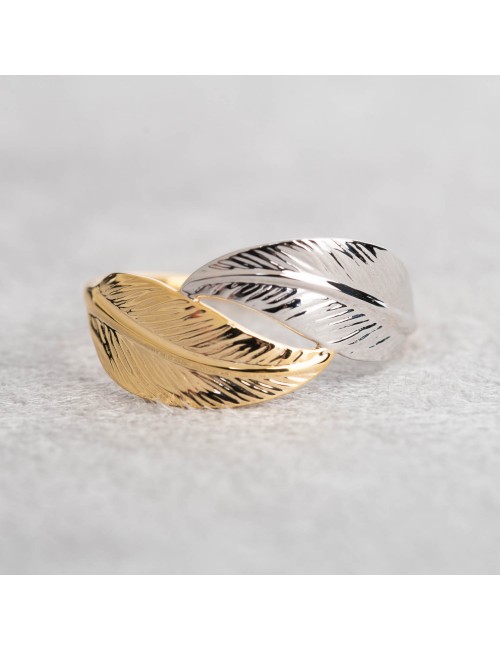Bague grande double plume en or bicolore 9 carats.