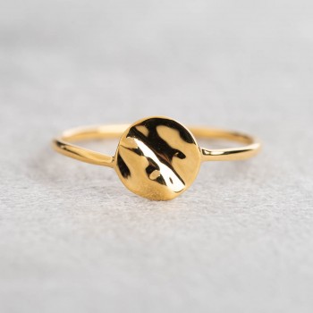 Bague petit cercle d'or froissé en or 9 carats.
