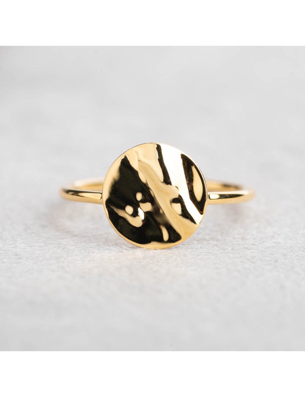 Bague moyen rond en or froissé 9 carats.