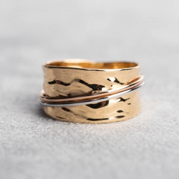 Bague en or froissé 9 carats avec fil en or blanc 9 carats et fil en or rose 18 carats.