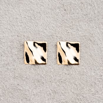 Boucle d'oreille femme petit carré en or froissé 9 carats.