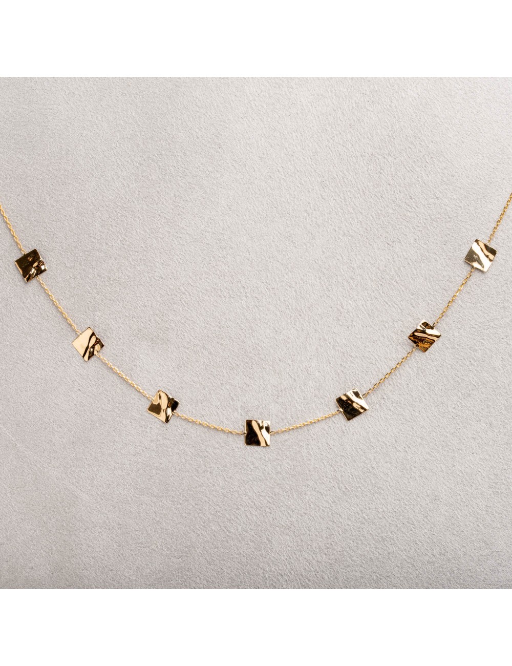 Collier femme orné de carré froissé en or 9 carats.