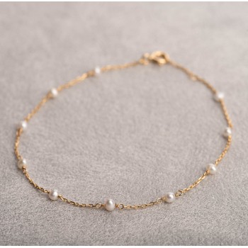 Bracelet femme orné de perle d'eau douce en or 9 carats.