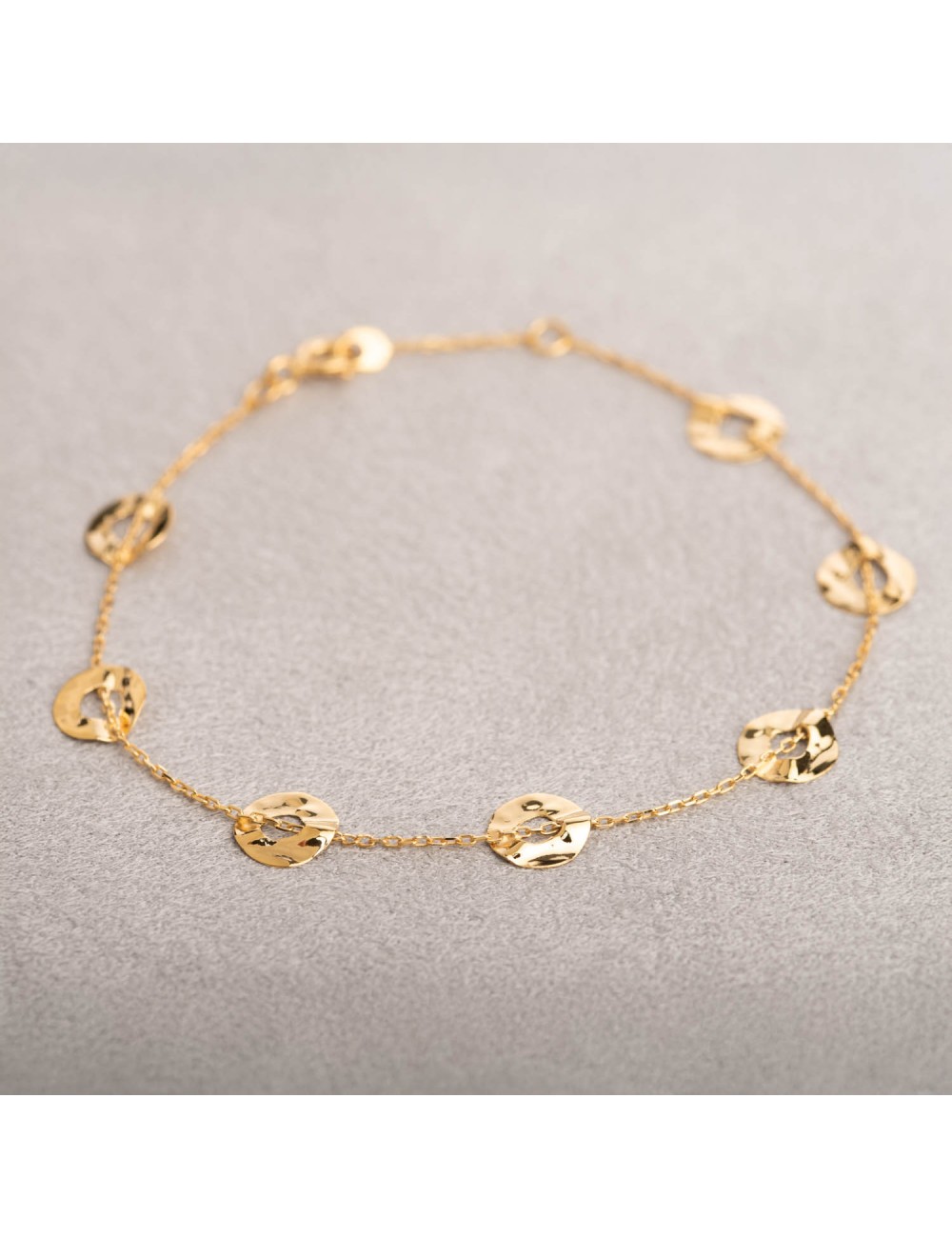 Bracelet rond froissé et ajouré en or 9 carats.