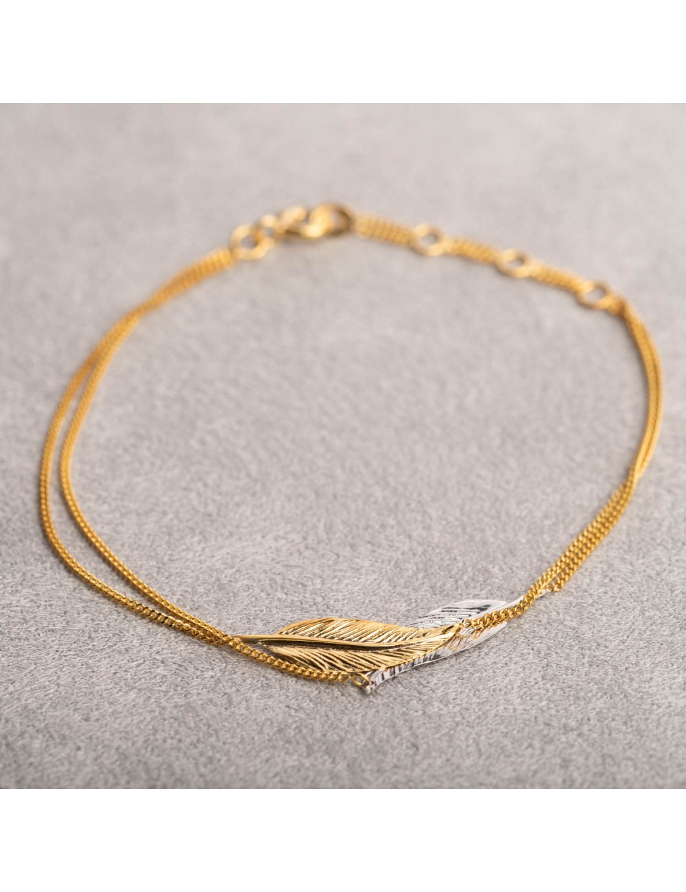 Bracelet double plume or jaune et blanc 9 carats.