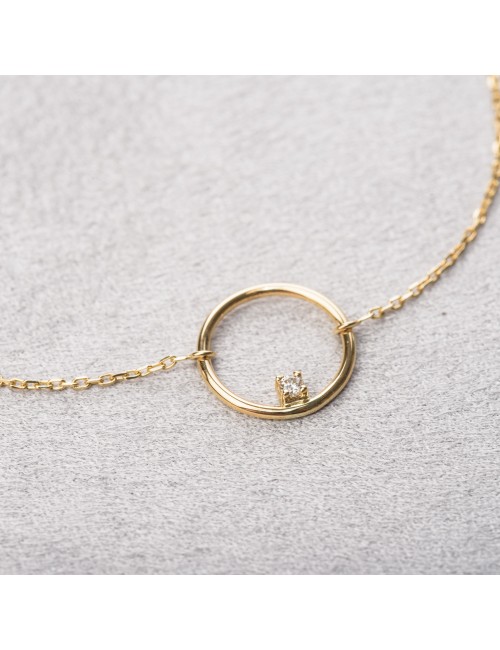 Bracelet femme fil rond ajouré serti d'un diamant de laboratoire en or 9 carats.