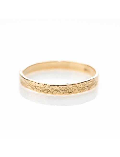 Bague femme alliance grunge en or 18 carats.