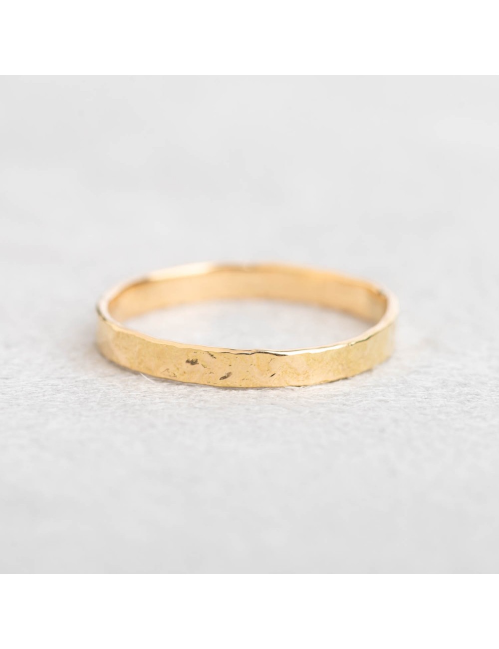 Bague femme alliance grunge en or 18 carats.