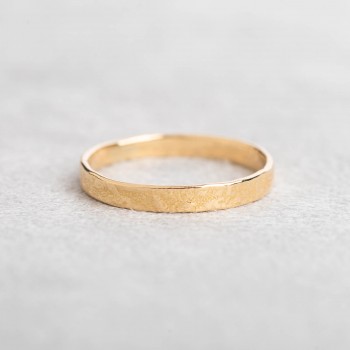 Bague homme alliance grunge en or 18 carats.