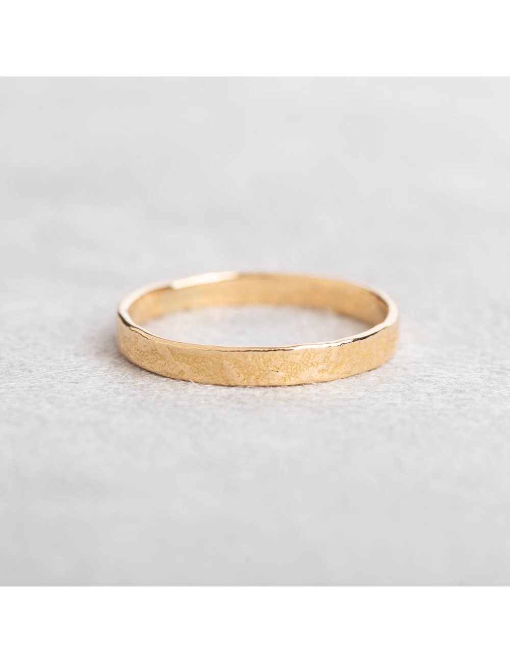 Bague homme alliance grunge en or 18 carats.