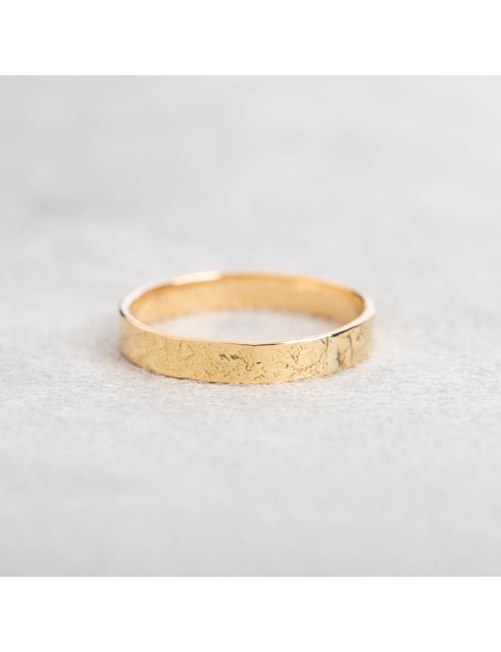 Bague homme alliance grunge en or 18 carats.